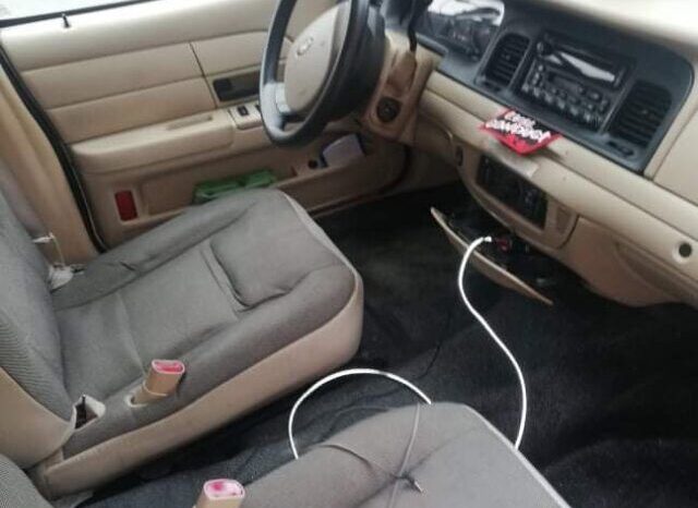 Ford Crown Victoria Police voll